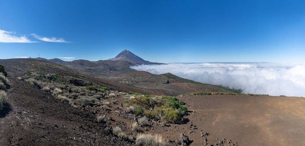 Národní park Parque National del Teide na ostrově Tenerife, Španělsko s horami Teide, observatoř vlevo a moře mraků nad údolím Orotavy vpravo - Fotografie, Obrázek