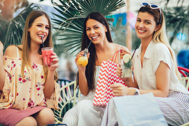 Três jovens mulheres em um café depois de um shopping - Foto, Imagem