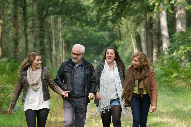 Joyeux famille marchant dans la forêt ensemble
 - Photo, image