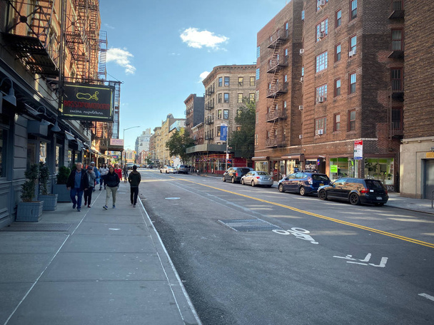 Greenwich Avenue vue de West 13th Street à New York est un mélange de propriétés résidentielles et commerciales le long de l'une des nombreuses rues qui composent Greenwich Village
  - Photo, image