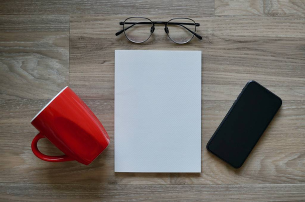 flat lay de xícara de café vermelho, livro, óculos e telefone inteligente
 - Foto, Imagem