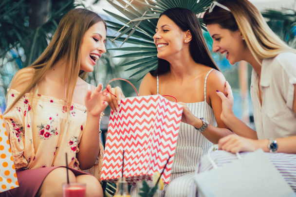 Três jovens mulheres em um café depois de um shopping - Foto, Imagem