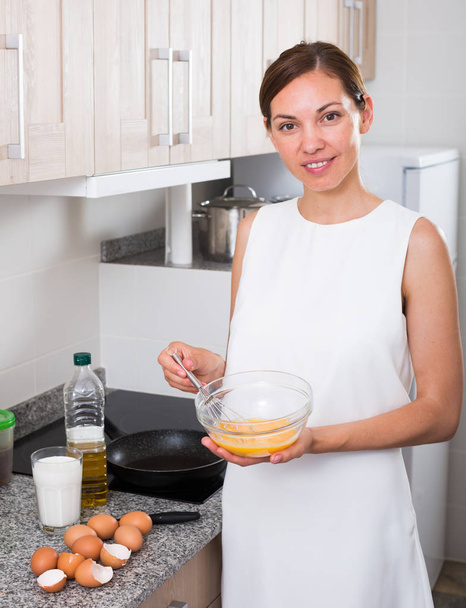 woman preparing omelet - Foto, afbeelding