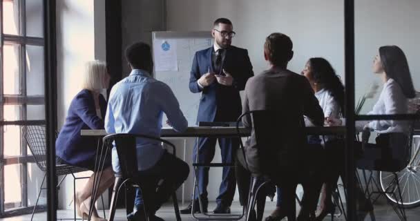 Mosolygó üzletember vezető üzleti prezentáció tanítani sokszínű végrehajtó csoport - Felvétel, videó
