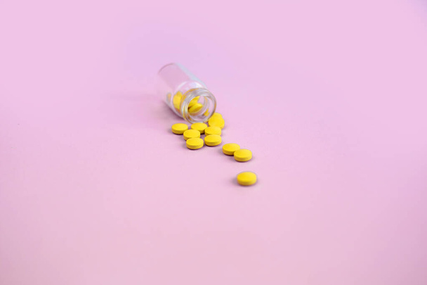 glóbulos homeopáticos y botella de vidrio sobre fondo rosa. Homeopatía alternativa
 - Foto, imagen