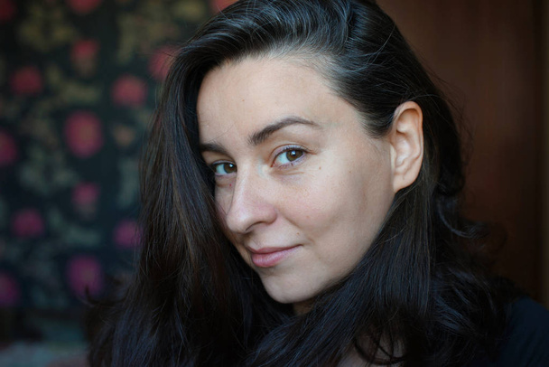 Portrét ženy bez make-upu s malými šedými vlasy - Fotografie, Obrázek