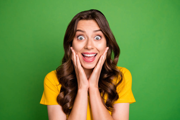 Close-up portrait of her she nice attractive lovely cheerful cheery crazy overjoyed wavy-haired girl great news omg expression isolated over bright vivid shine vibrant green color background - Foto, imagen