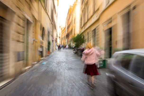 Tętniącego życiem ludzi idących ulicą - Zdjęcie, obraz