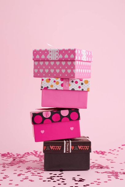 pilha de caixas de presente quadrado de papelão em um fundo rosa
  - Foto, Imagem