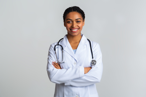 Portraif of black female doctor with stethoscope posing with crossed hands - Foto, Imagem