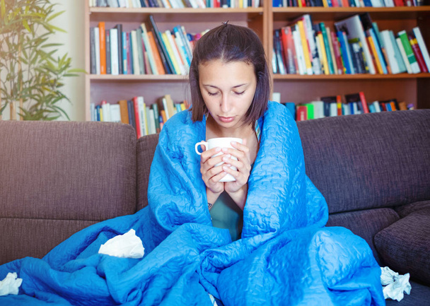 Молодая больная женщина страдает гриппом и плохим гриппом
 - Фото, изображение