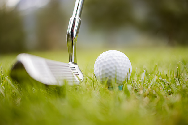 Pelota de golf en tee delante del conductor
 - Foto, imagen