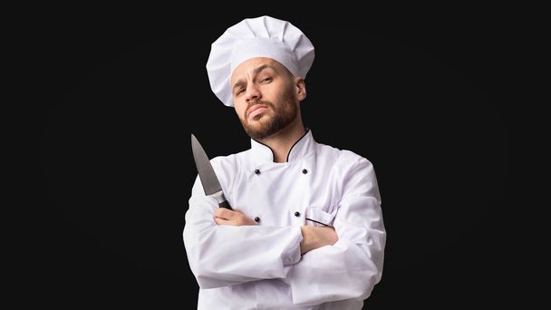 Cook Man Holding kés pózol a stúdióban, panoráma - Fotó, kép