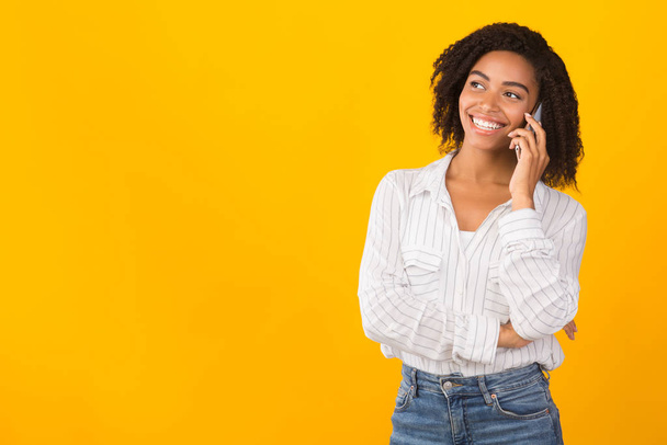Modelo afro feliz hablando en el teléfono móvil
 - Foto, imagen