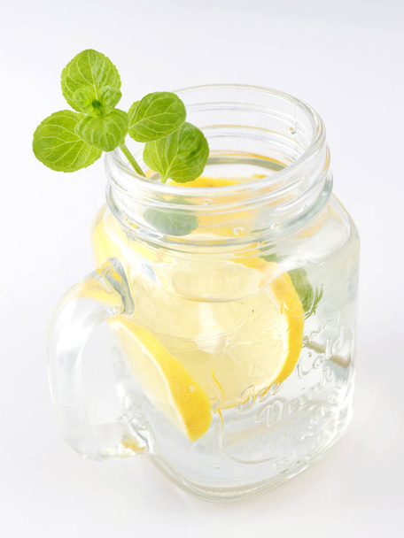 Glas Wasser, Zitrone und Minze. Entgiftung. - Foto, Bild