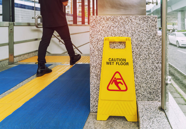 Желтый знак предупреждения о мокром полу на мокром полу
 - Фото, изображение