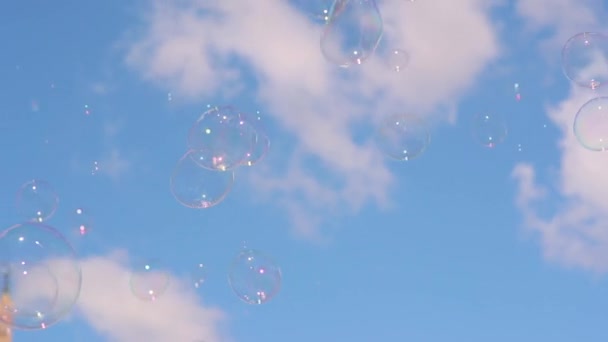 Gökyüzünde yüzen binlerce sabun köpüğünün videosu. Gökyüzüne doğru süzülen parıldayan kabarcıklar bulutu. 4k video. - Video, Çekim