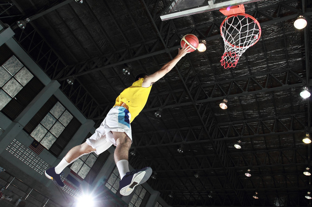 Basketball player layup for score - Foto, immagini