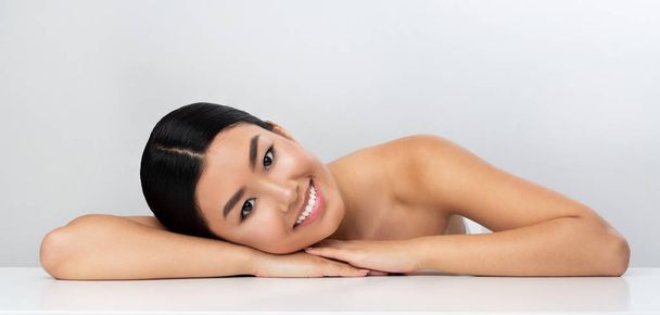 Концепция. Азиатская девушка расслабляется после косметических процедур
 - Фото, изображение