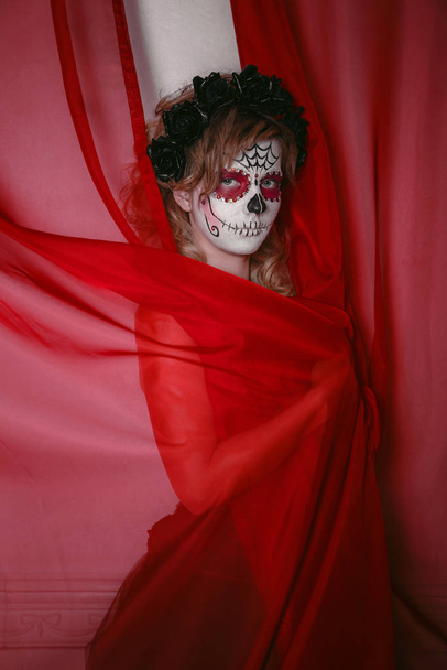 bela mulher com personalizado projetado doce crânio mexicano dia dos mortos
 - Foto, Imagem