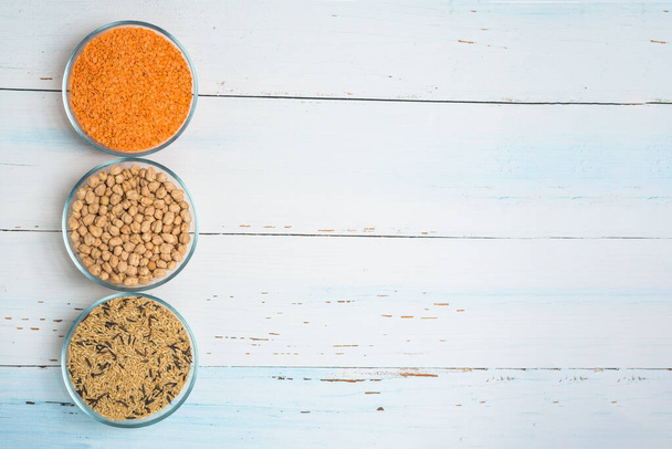 Varieties of natural organic seed in round plates of lentils, chickpeas and brown long rice . the view from the top. space for text. healthy veggie food . diet - Фото, зображення