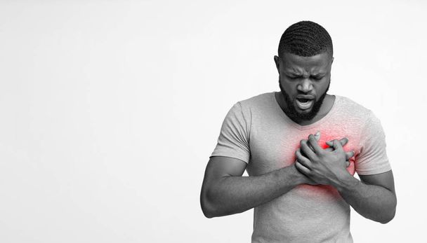 Μαύρος που έχει οξύ πόνο στο στήθος - Φωτογραφία, εικόνα