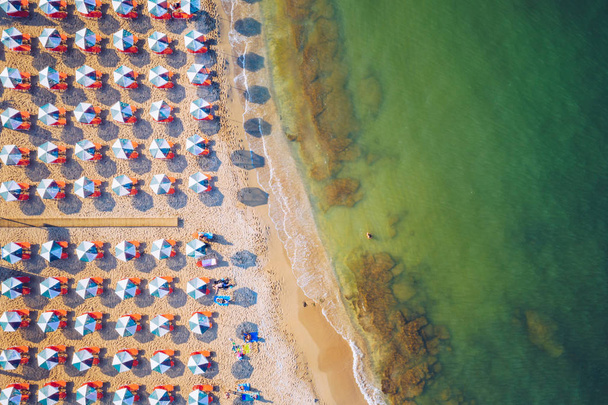 Aerial drone top view του τιρκουάζ οργανωμένη παραλία σχηματίζοντας ένα sma - Φωτογραφία, εικόνα