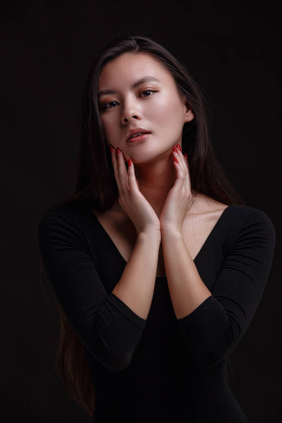 Retrato de bela mulher asiática com um cabelo preto saudável
 - Foto, Imagem