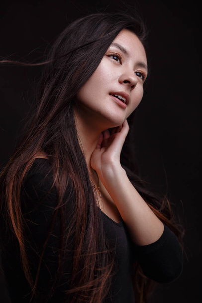 Portré gyönyörű ázsiai nő, fekete egészséges haj - Fotó, kép