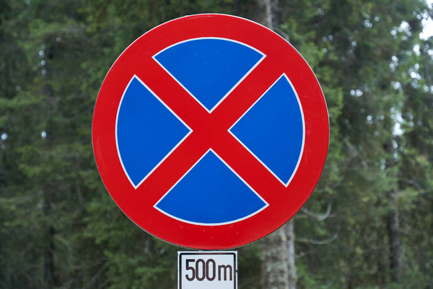 O sinal rodoviário "Paragem proibida" proíbe a paragem e estacionamento de veículos. Regras rodoviárias, Código do tráfego
. - Foto, Imagem