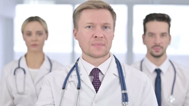 Porträt seriöser Ärzte, die per Handgeste Nein sagen - Filmmaterial, Video