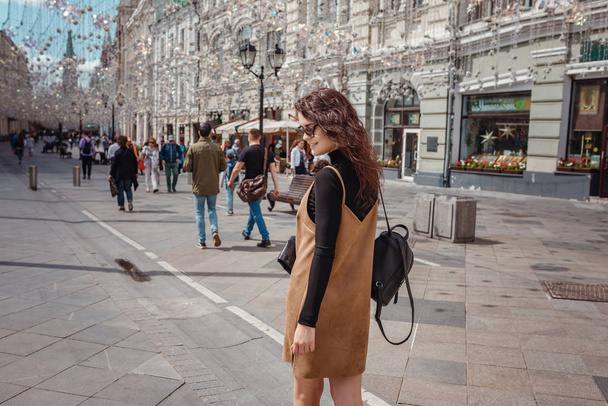Young girl on the street in Moscow - Fotoğraf, Görsel