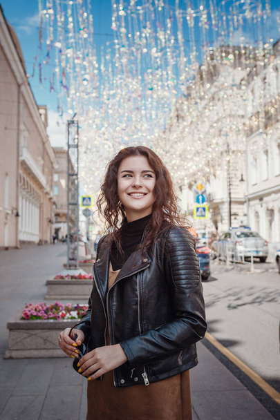 Chica joven en la calle en Moscú
 - Foto, Imagen