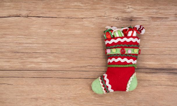 Χριστουγεννιάτικη κάλτσα με ξύλινο φόντο - Φωτογραφία, εικόνα