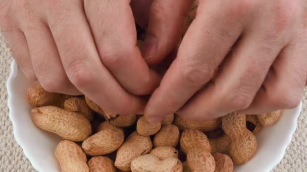 Energiebälle. Schritt für Schritt Rezept. Mann putzt geröstete Erdnüsse. - Filmmaterial, Video