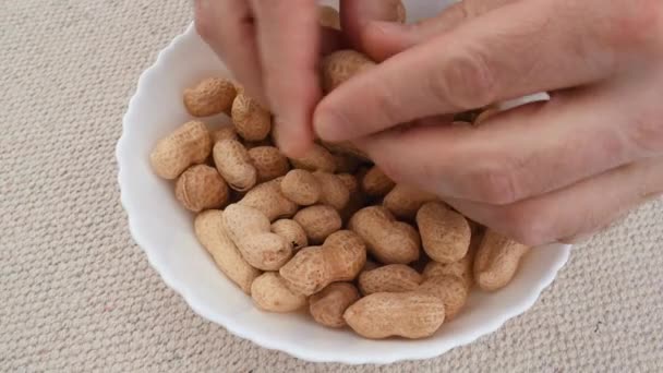 Energiebälle. Schritt für Schritt Rezept. Mann putzt geröstete Erdnüsse. - Filmmaterial, Video