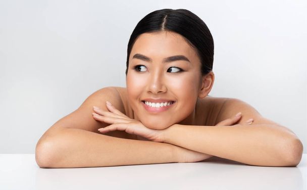Concept beauté. heureux asiatique fille détente après cosmétologie traitement
 - Photo, image