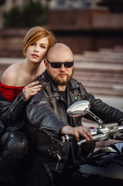 Gyönyörű pár egy hűvös motorkerékpár ellen Moszkva - Fotó, kép