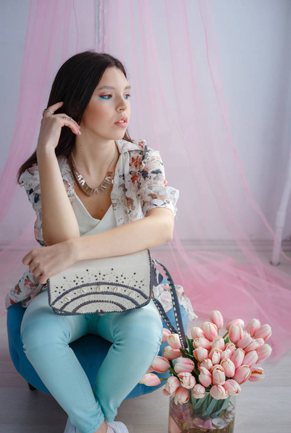 Модне фото красивої молодої жінки з тюльпанами
 - Фото, зображення