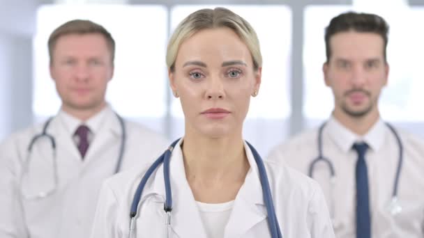 Thumbsアップを示す陽気な女性医師の肖像  - 映像、動画