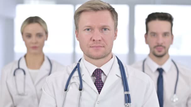 Porträt eines professionellen Ärzteteams, das Daumen hoch macht - Filmmaterial, Video