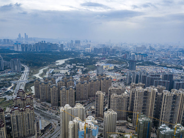 Fotos aéreas de edifícios altos nas ruas movimentadas de cidades asiáticas
 - Foto, Imagem