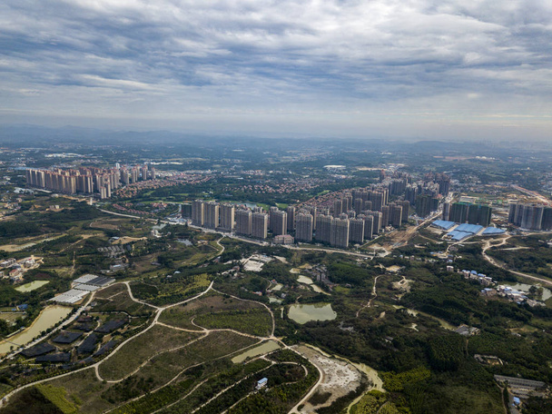 Fotos aéreas de edifícios altos nas ruas movimentadas de cidades asiáticas
 - Foto, Imagem