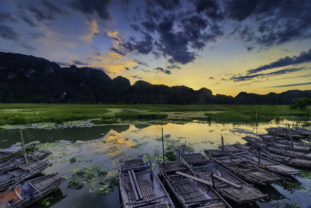 Maisema veneellä Van Long luonnonsuojelualue Ninh Binh, Vietnam
 - Valokuva, kuva