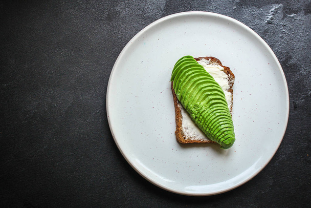 avocado sandwich, gezond eten (brood toast snack) menu concept. voedselachtergrond. Bovenaanzicht. kopieerruimte - Foto, afbeelding