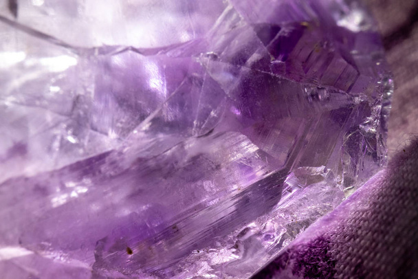 Cristal de quartzo ametista de perto
  - Foto, Imagem