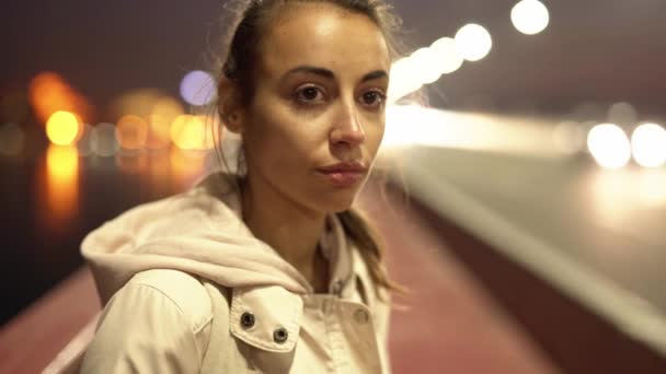 Szoros kép gyönyörű szomorú fiatal nő sétál a szabadban éjszaka város, lassított felvétel állomány - Felvétel, videó