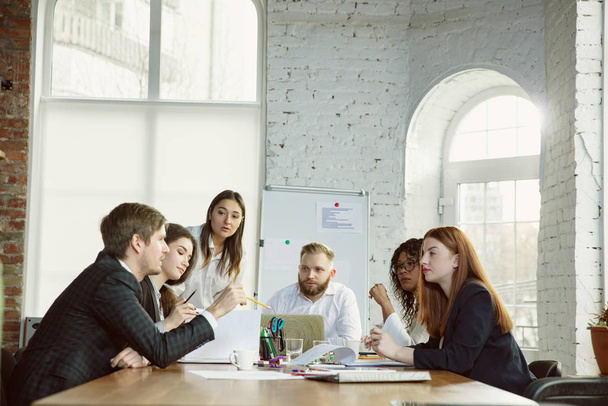 Group of young business professionals having a meeting, creative office - Foto, Imagem
