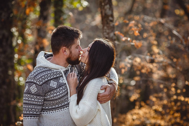 Schönes junges Paar im Wald genießt warmes, gutes Wetter. - Foto, Bild