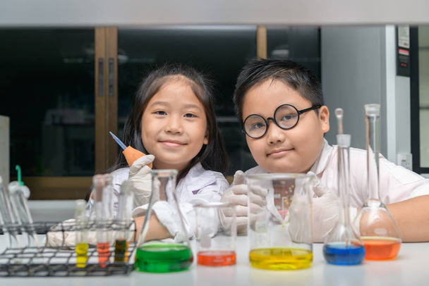 Ευτυχισμένα δύο παιδιά που κάνουν επιστημονικά πειράματα.  - Φωτογραφία, εικόνα